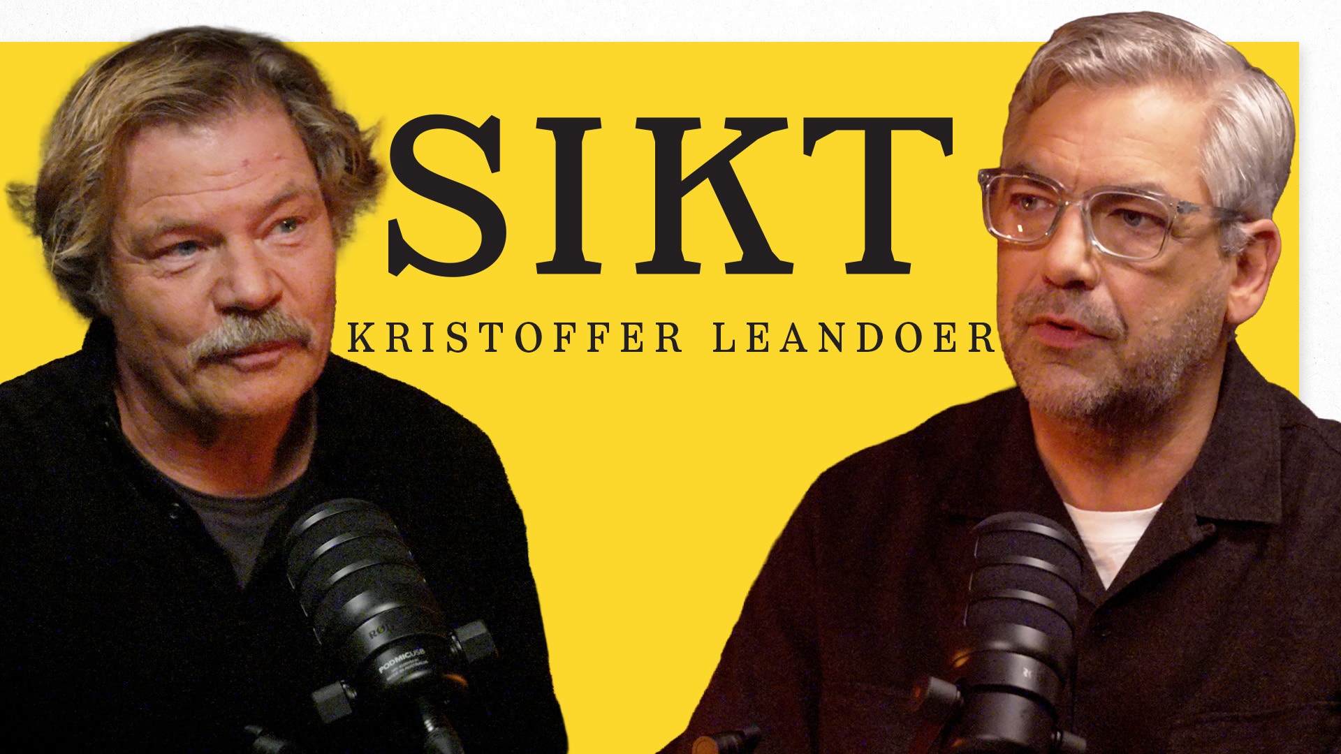 Två män sitter vid mikrofoner framför en gul bakgrund med texten SIKT och Kristoffer Leandoer.