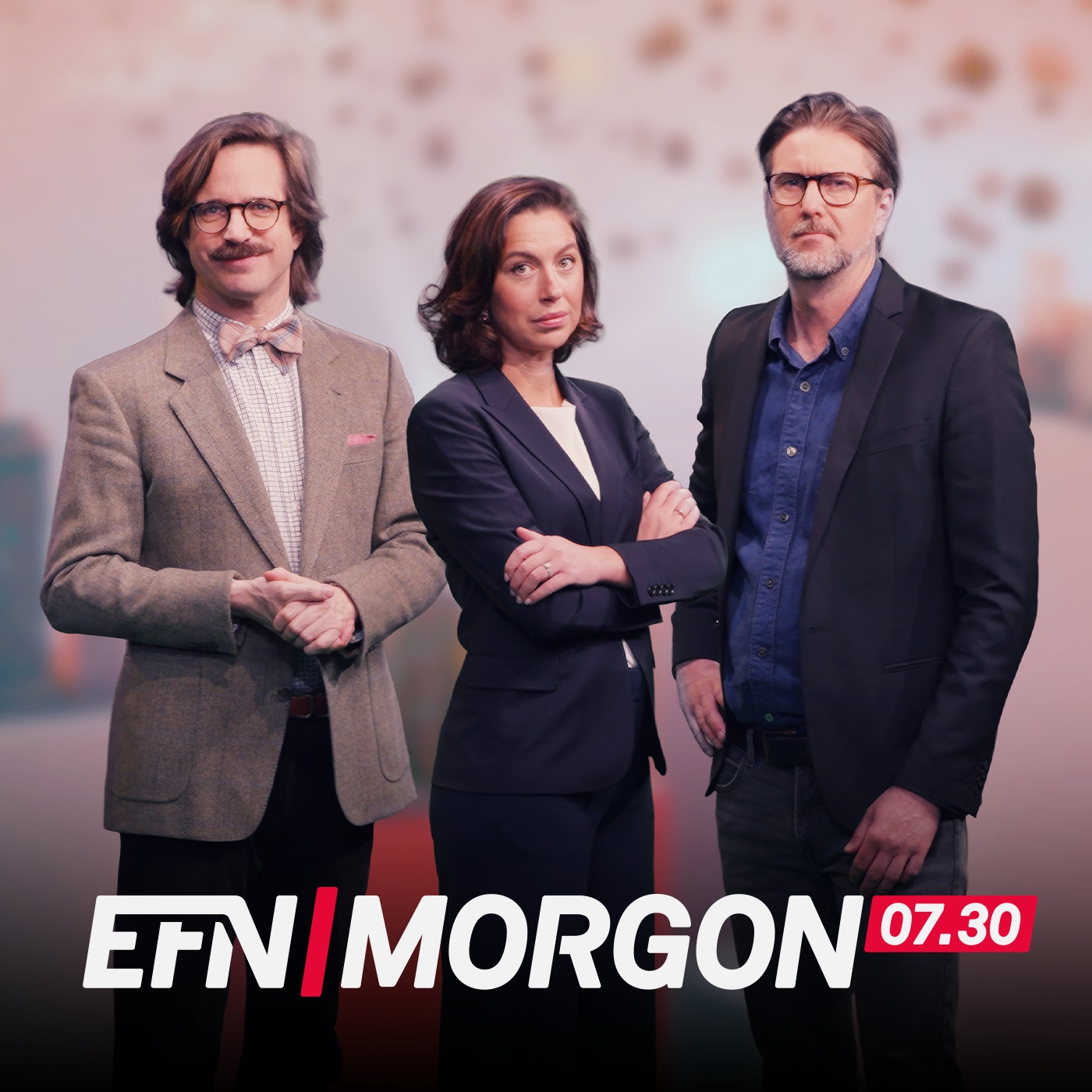 Tre programledare för EFN Morgon 07.30 står framför en suddig bakgrund. Från vänster: man i beige kavaj och glasögon, kvinna i svart blazer med armarna i kors, och man i svart kavaj och blå skjorta.