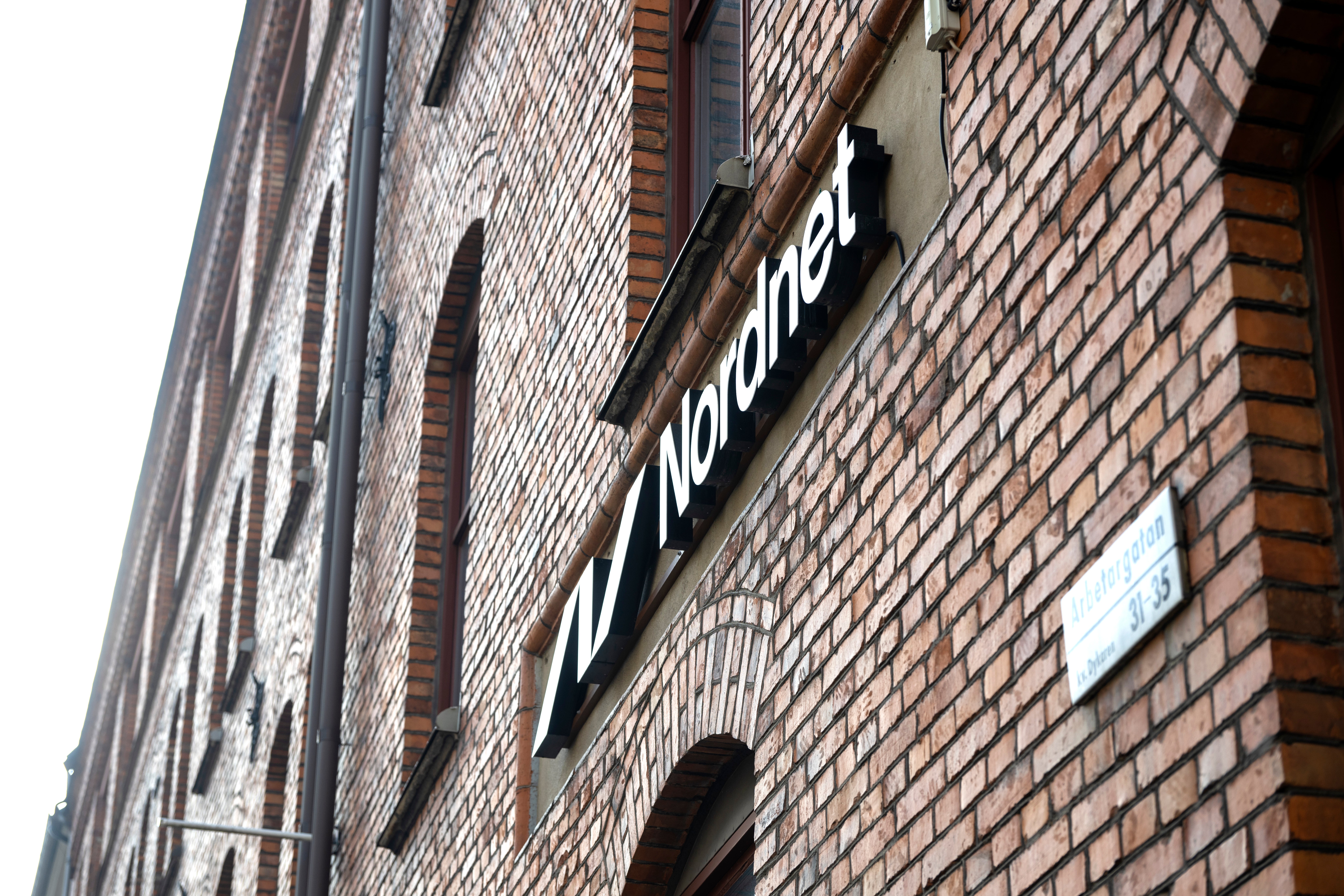 Tegelhusfasad med skylt för en butik