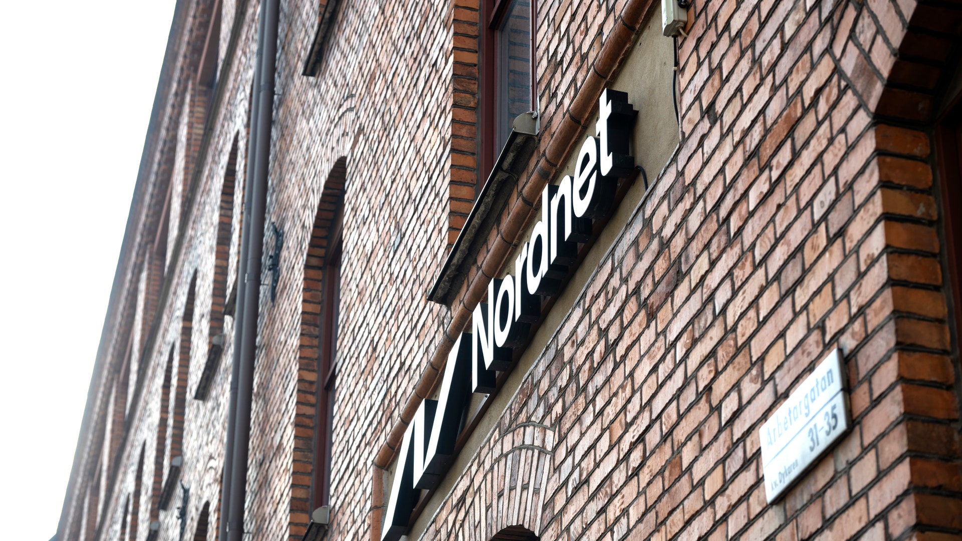 Tegelhusfasad med skylt för en butik