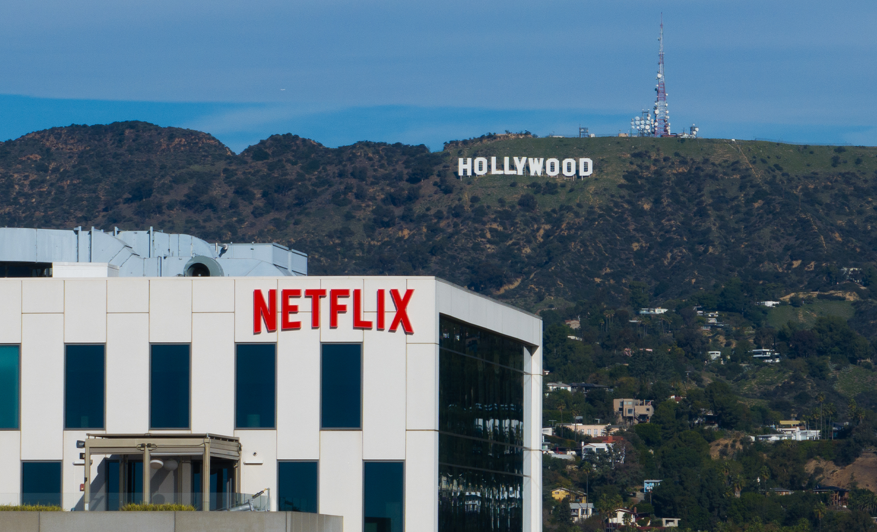 Netflixs kontor i Hollywood. I bakgrunden ser man Hollywood-skylden på ett grönt berg.