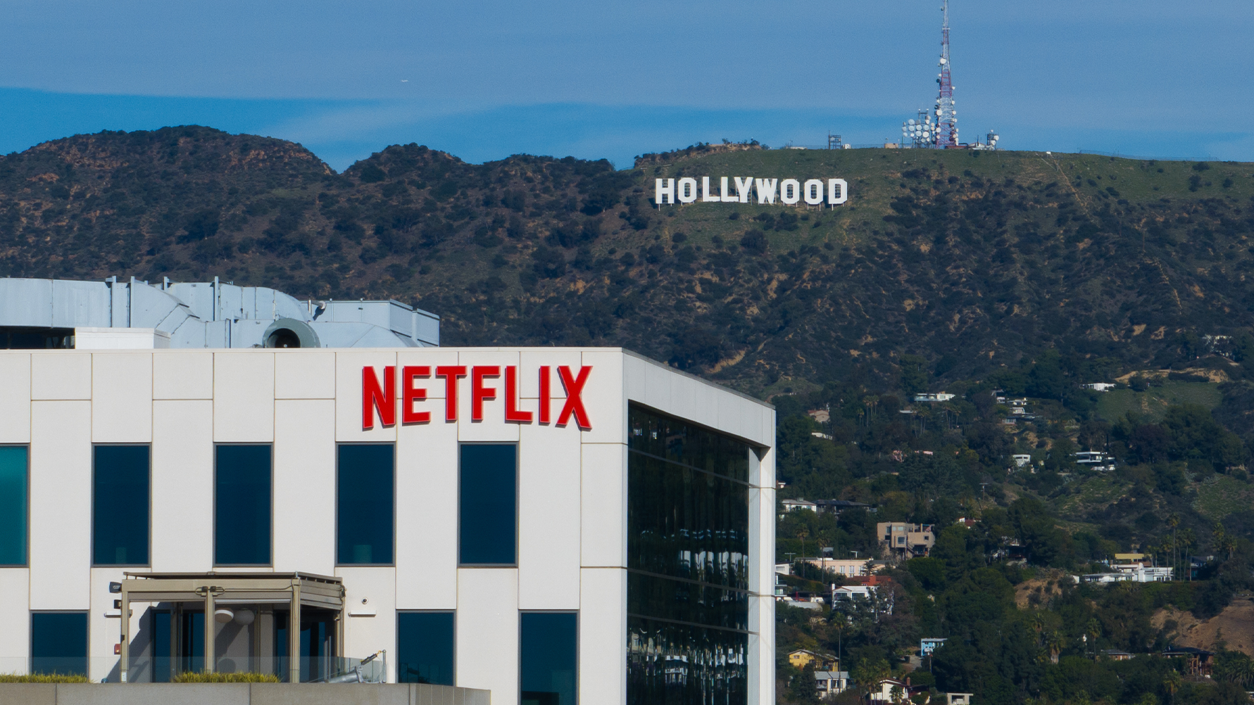 Netflixs kontor i Hollywood. I bakgrunden ser man Hollywood-skylden på ett grönt berg.