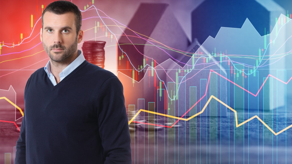 EFN:s analytiker Daniel McPhee, framför en börsgraf.