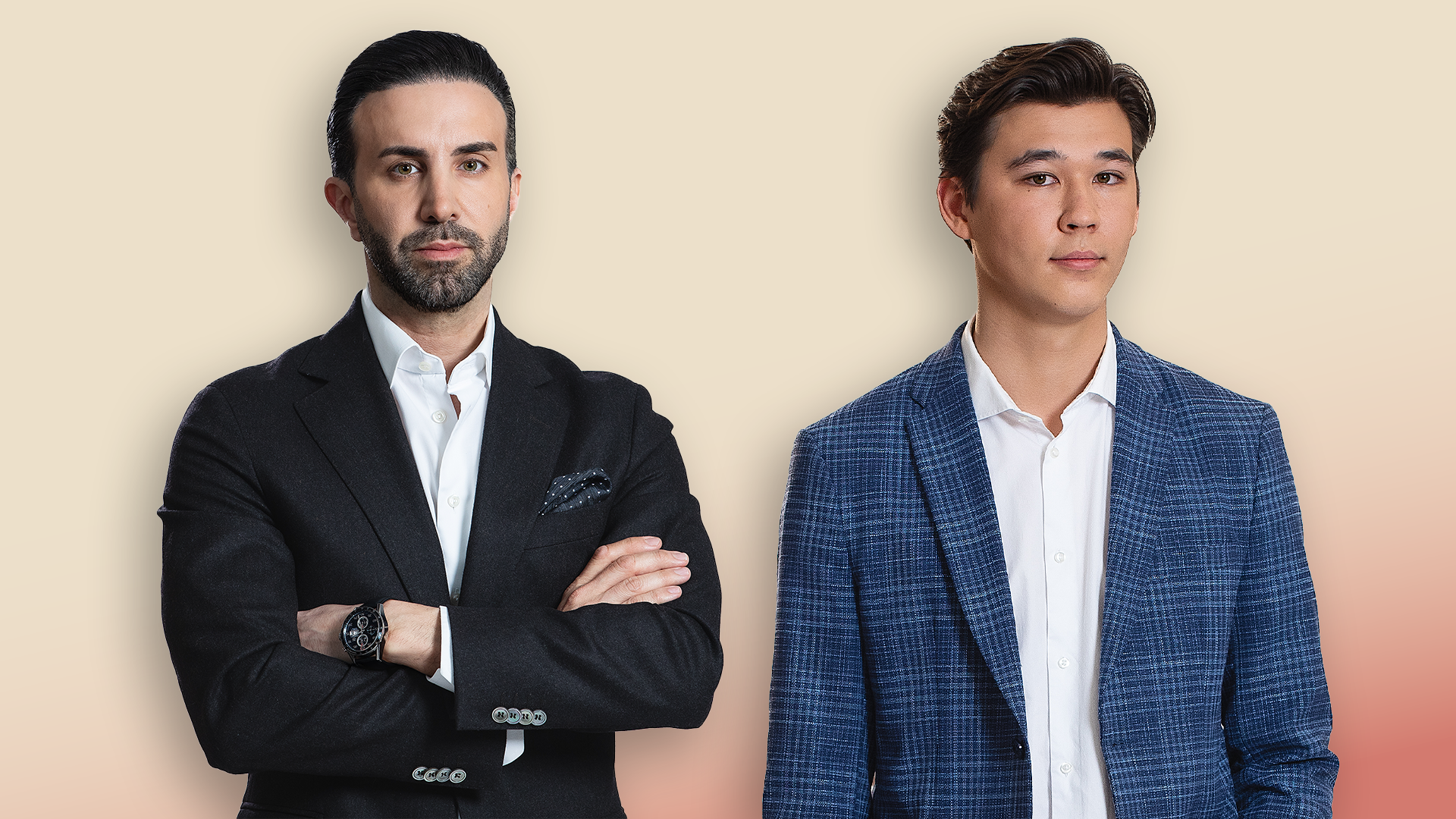 Två män i affärskläder poserar mot en neutral bakgrund.