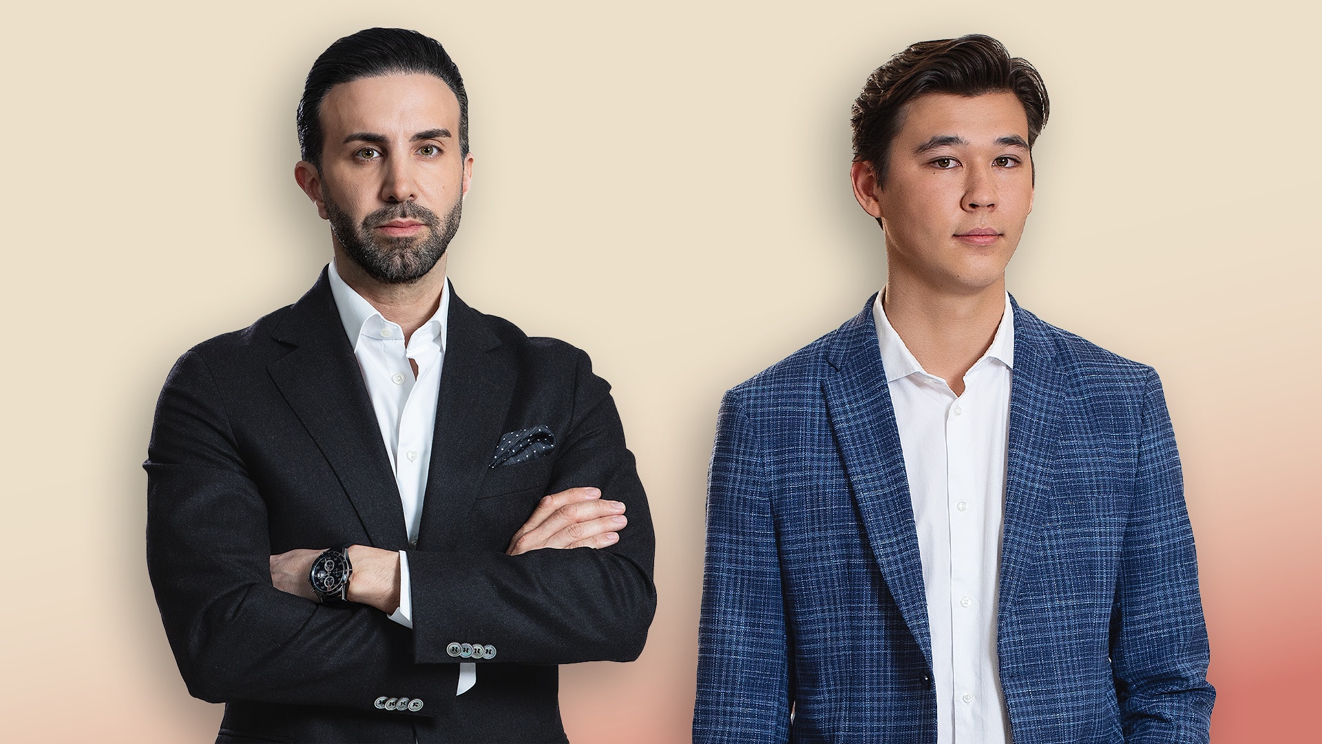 Två män i affärskläder poserar mot en neutral bakgrund.