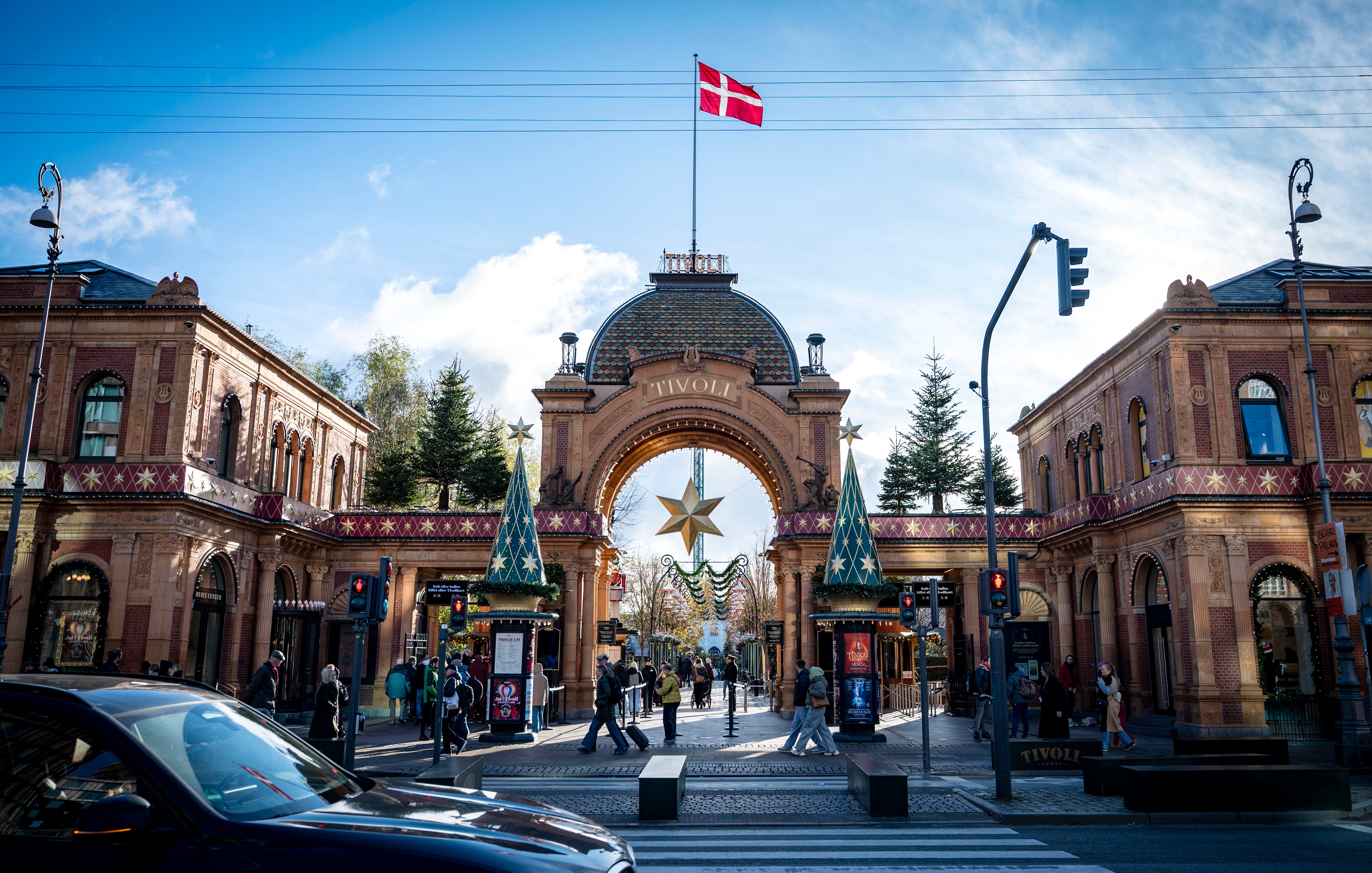 Ingången till Tivoli i centrala Köpenhamn. 