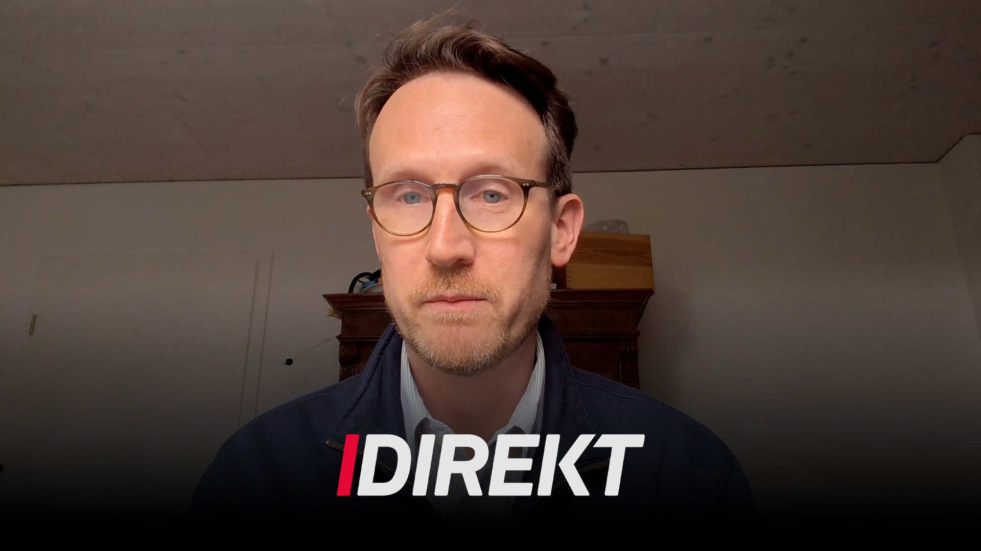 Porträtt av man med glasögon i inomhusmiljö