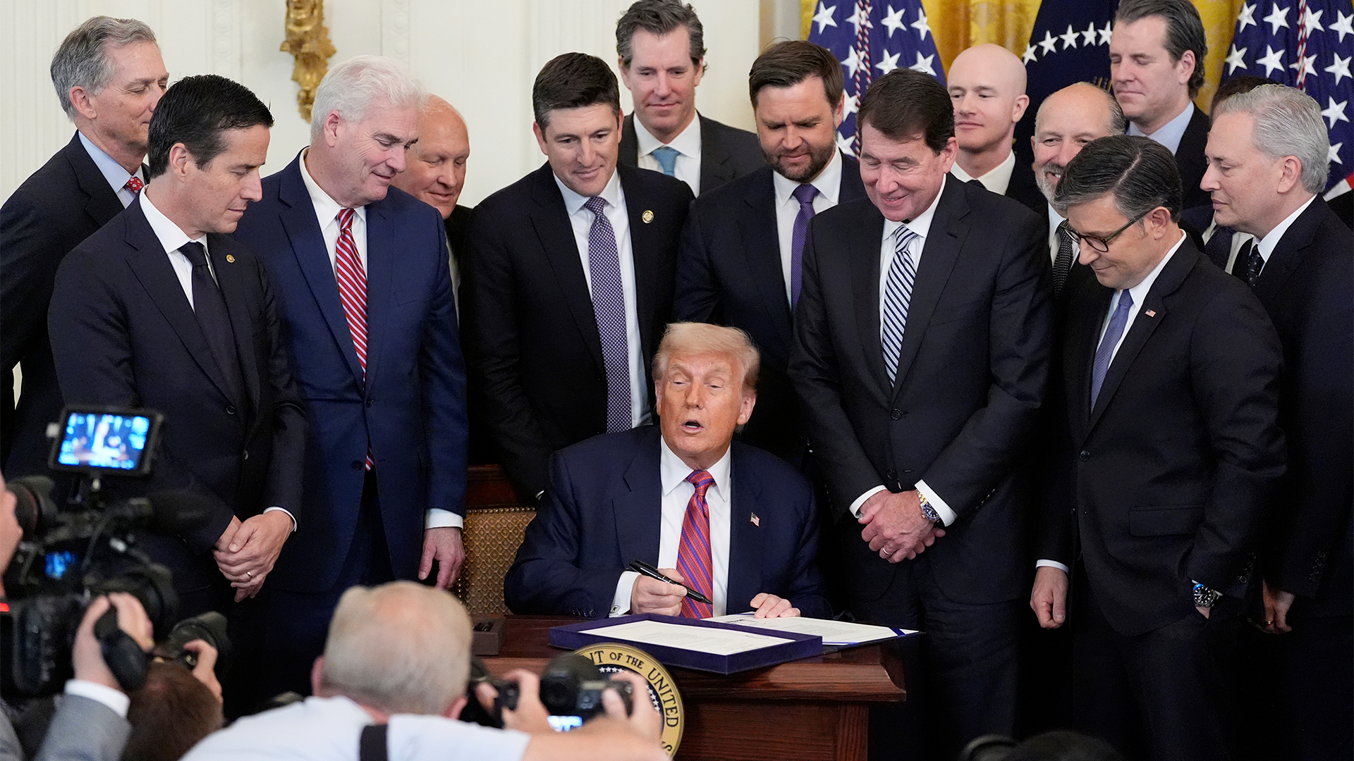 Donald Trump skriver på lagpaketet genius Act i vita huset.