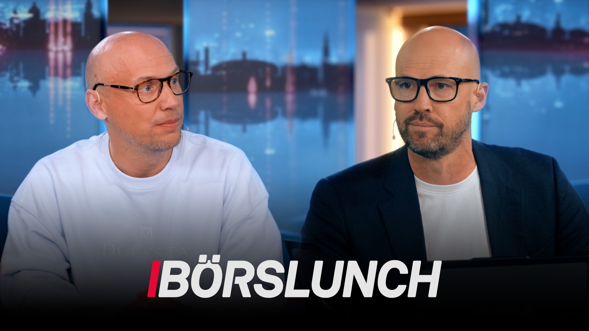Två män i TV-studio med stadshorisont i bakgrunden. Texten Börslunch visas längst ned på skärmen.