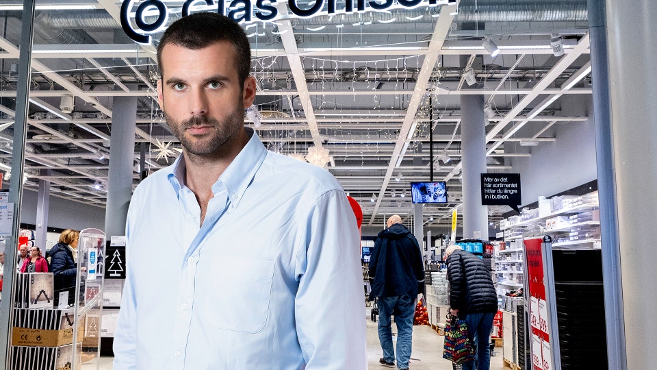 Daniel McPhee framför en Clas Ohlsson-butik.