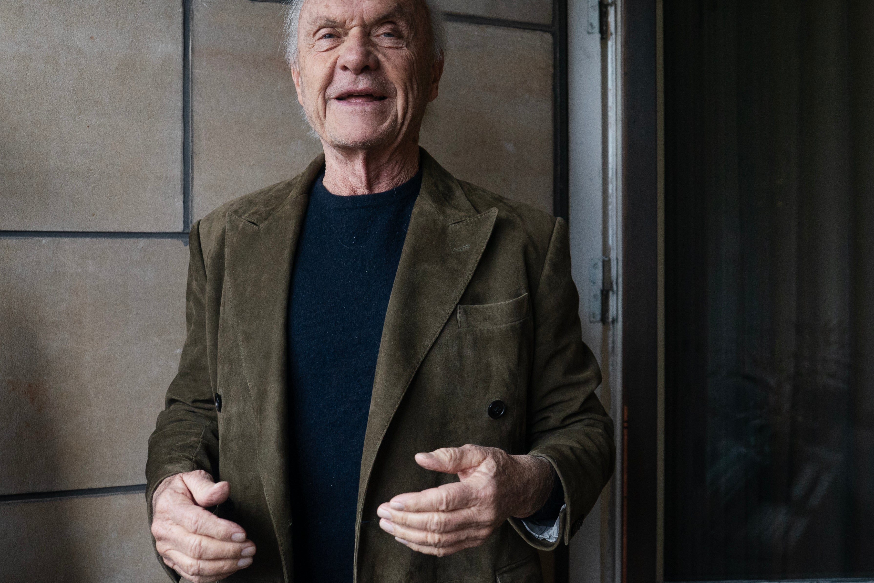 Porträtt av en äldre man i olivfärgad kavaj och mörkblå skjorta