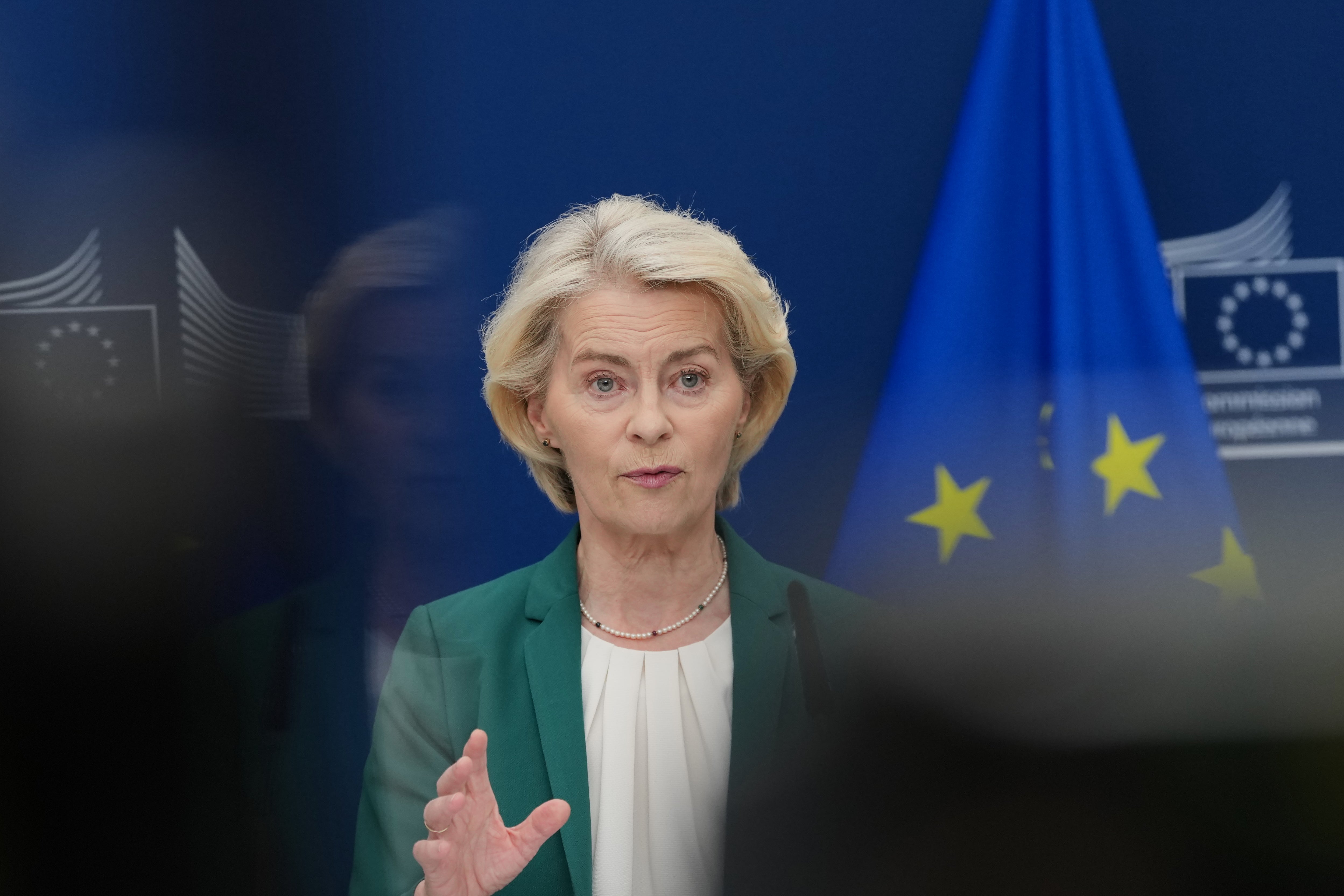 Ursula von der Leyen talar vid en pressträff med EU-flaggan i bakgrunden.