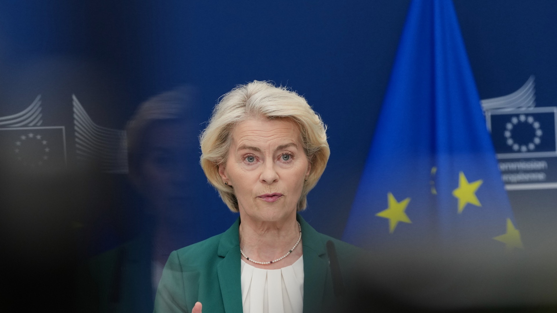 Ursula von der Leyen talar vid en pressträff med EU-flaggan i bakgrunden.