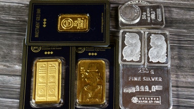 Dramatiskt ras i ädelmetaller - silver rasar över 30 procent