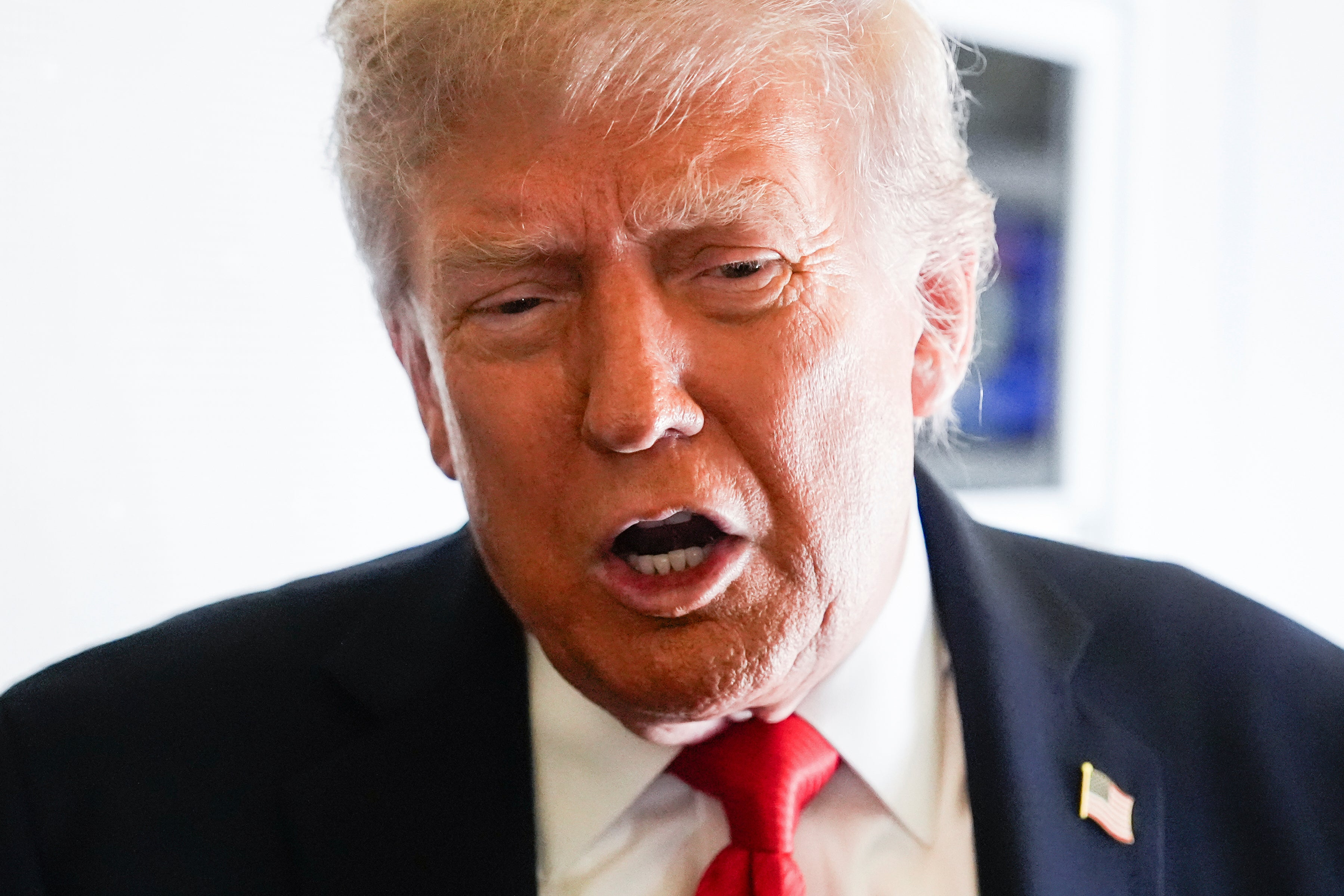 Trump möter kamerorna när han landar i Alaska.