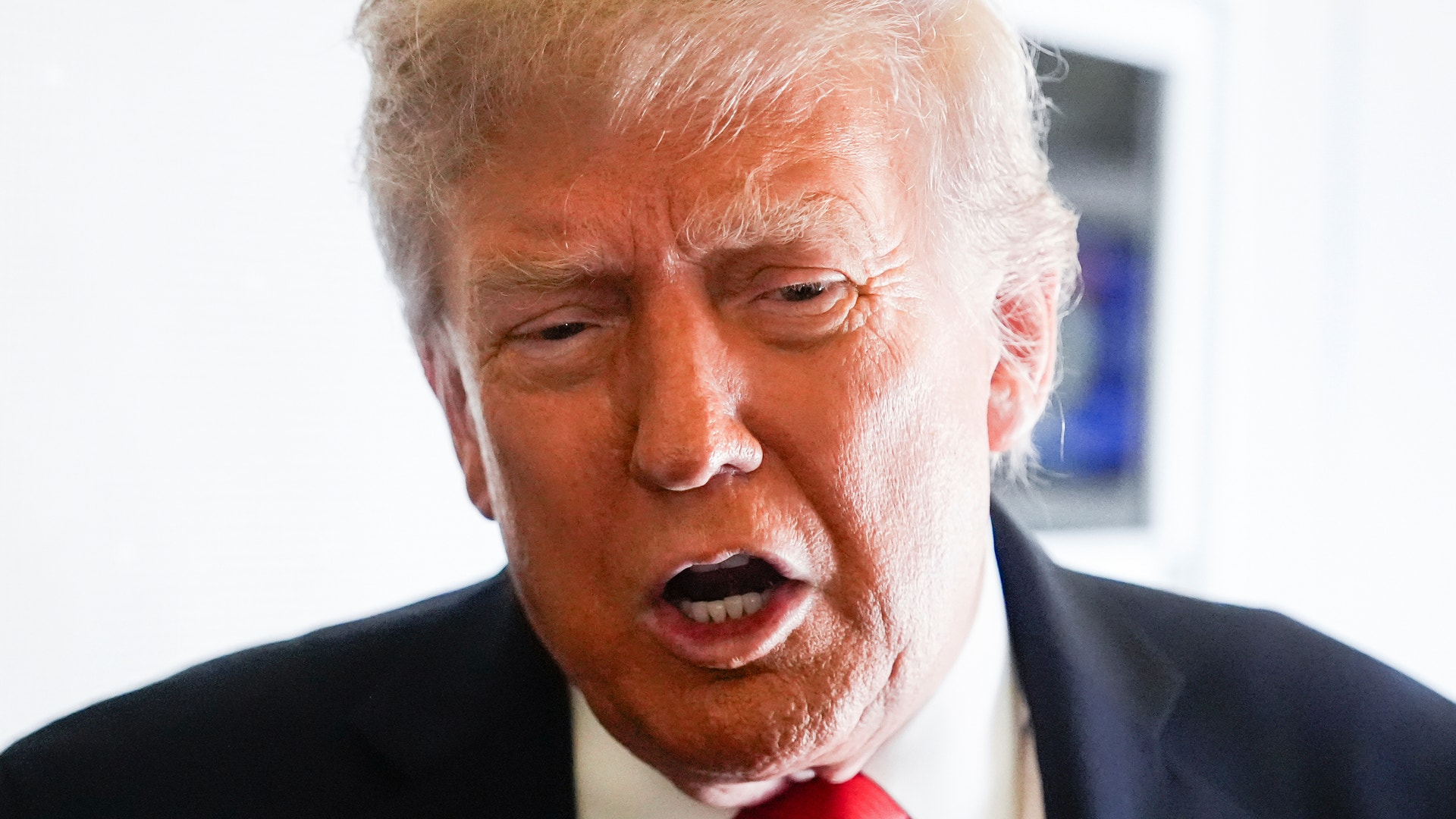 Trump möter kamerorna när han landar i Alaska.