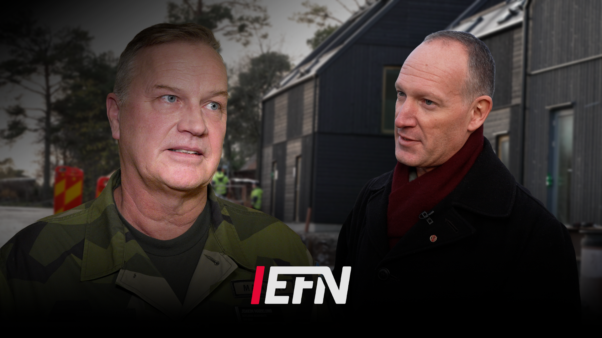 Två män i samtal framför en byggnad. En man i militär uniform och en man i civil klädsel.