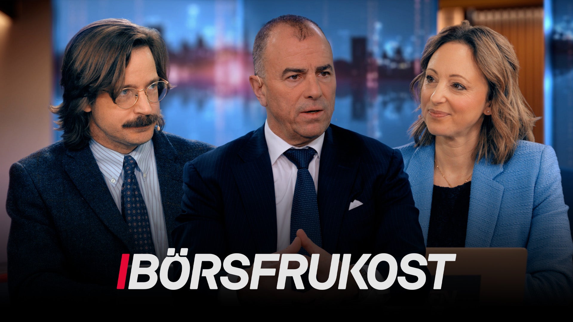Tre personer sitter vid ett bord i en TV-studio med stadsvy i bakgrunden. Texten "BÖRSFRUKOST" visas längst ned på skärmen.