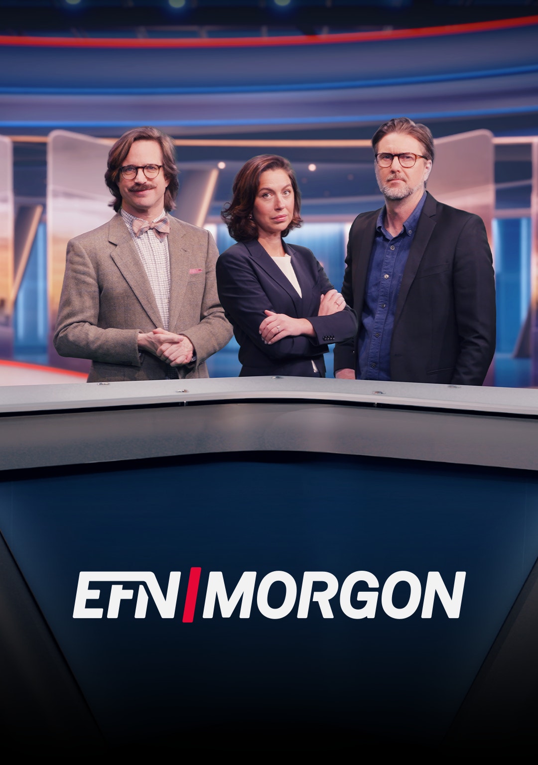 Tre nyhetsankare i EFN Morgon-studion vid ett skrivbord med blå bakgrund och röda dekorativa linjer.