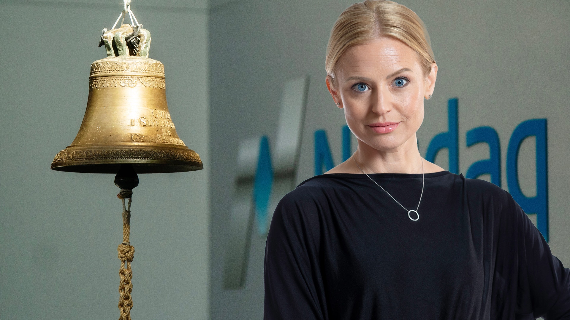 Ellinor Beckett, börschef på Ellinor, framför en bild där Nasdaq-loggan syns och en ringklocka.