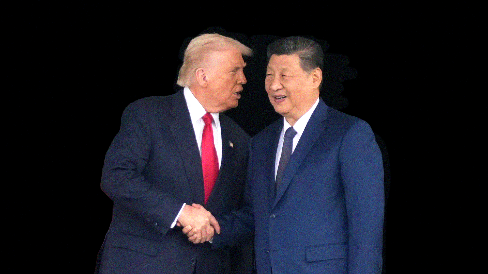 Två män i mörka kostymer skakar hand mot svart bakgrund.