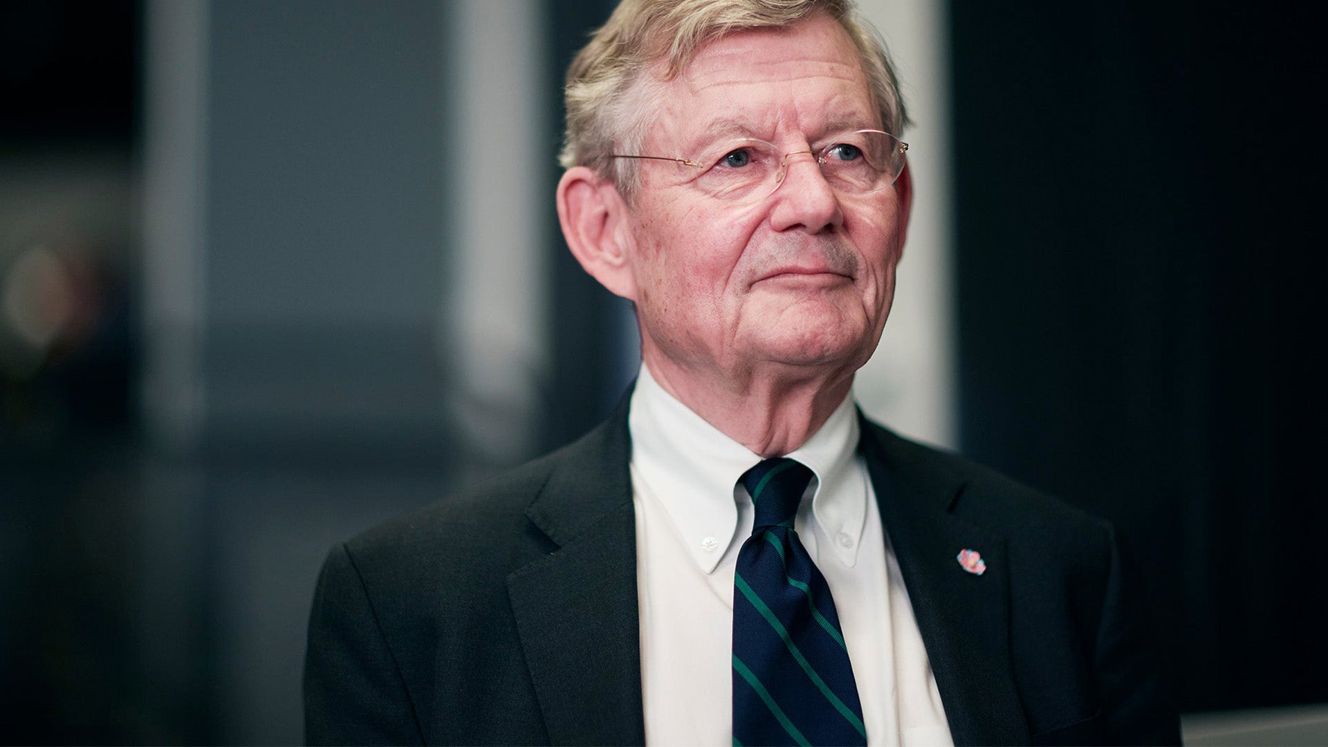 Porträtt av en äldre man i kostym och slips.