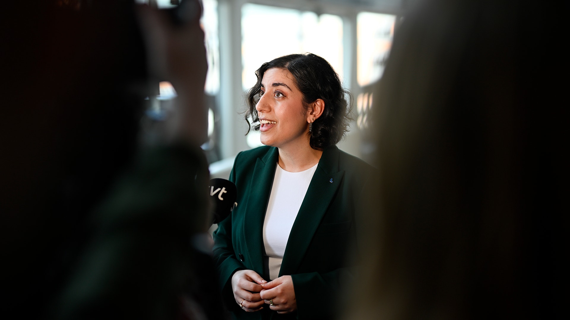 Simona Mohamsson blir intervjuad av SVT efter en pressträff.