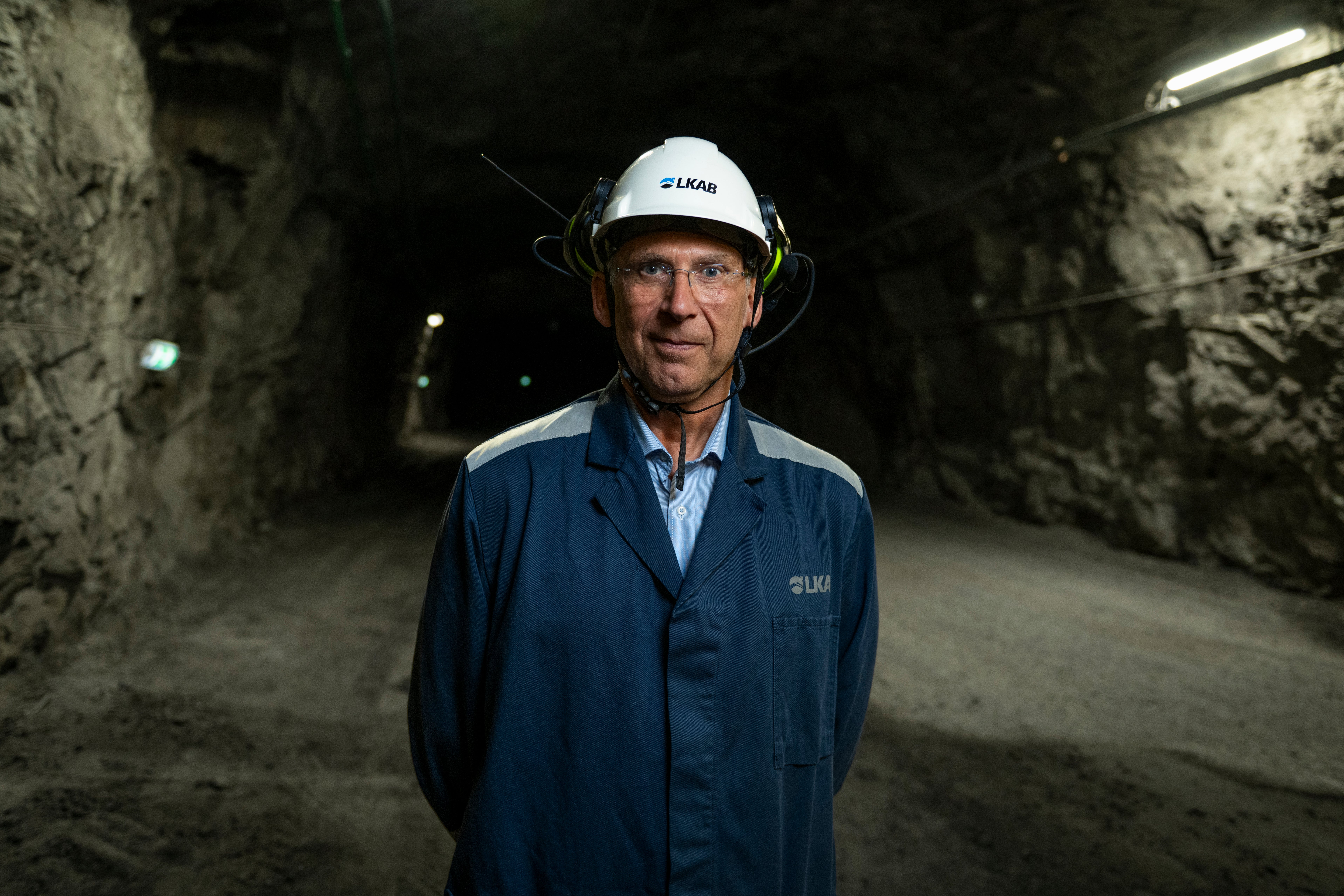 LKAB:s avgående vd Jan Moström ståendes i en gruva med en hjälm på sig. 