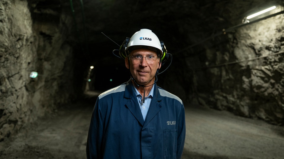 LKAB:s avgående vd Jan Moström ståendes i en gruva med en hjälm på sig.