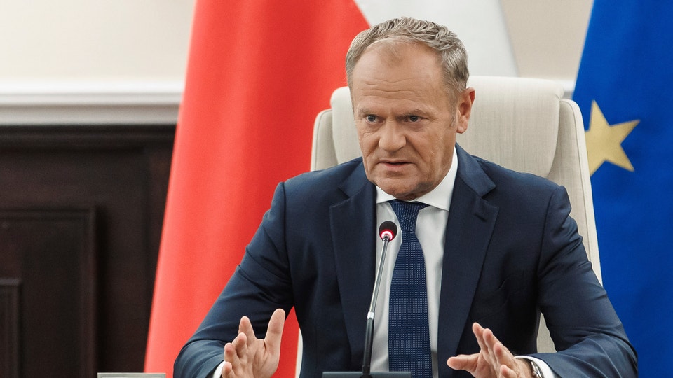 Donald Tusk pratar i parlamentet.