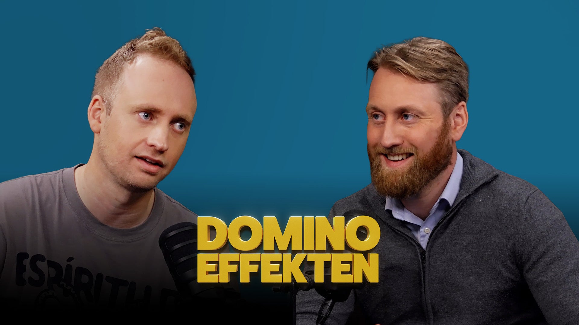 Två män samtalar framför en mikrofon i en podcaststudio, med texten "Dominoeffekten" i bild.