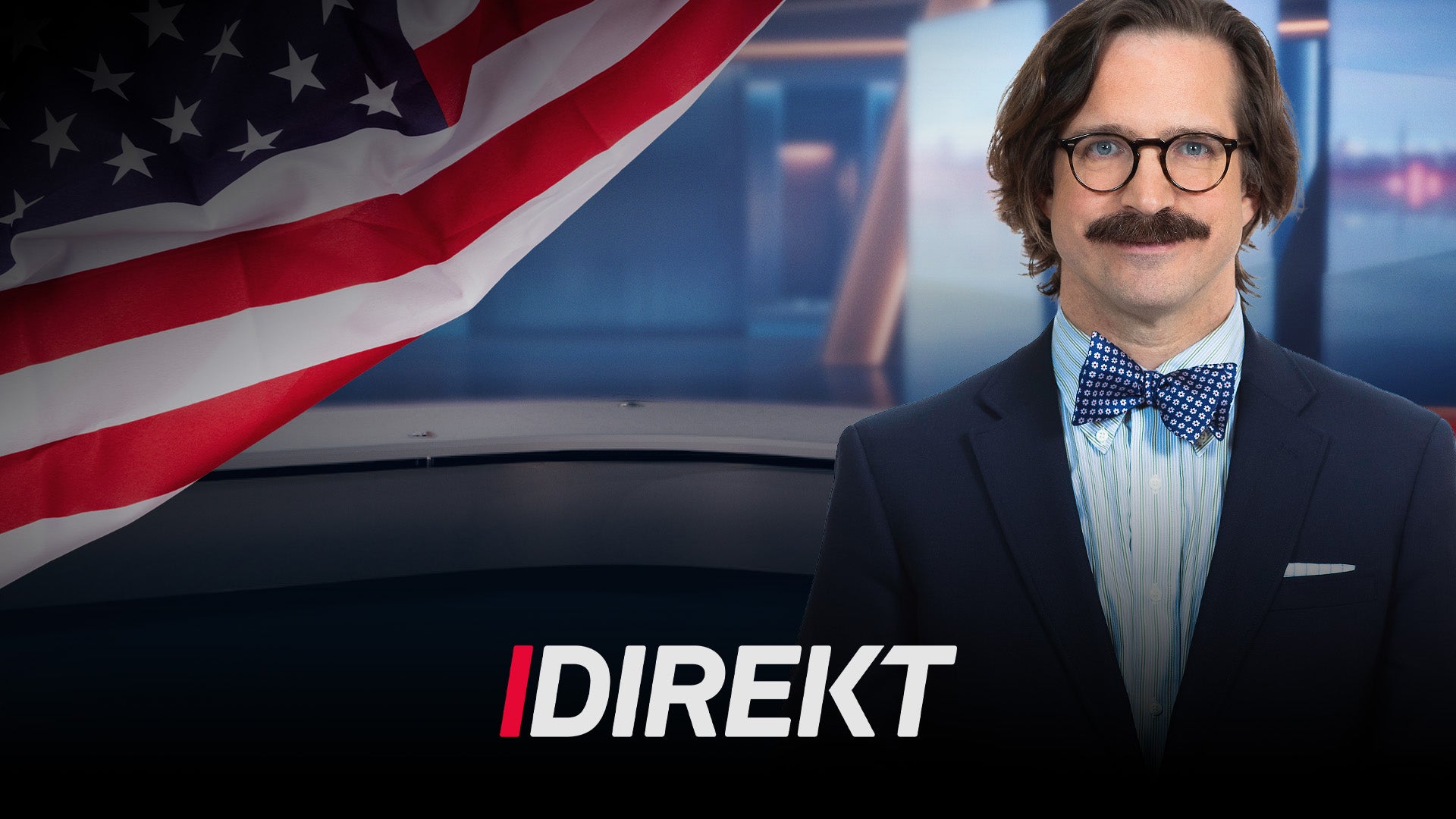 Man med glasögon och mustasch i mörk kostym och blå fluga framför amerikansk flagga och texten Direkt.