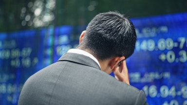 Nedåt i Kina – Stockholm mot ljusröd öppning