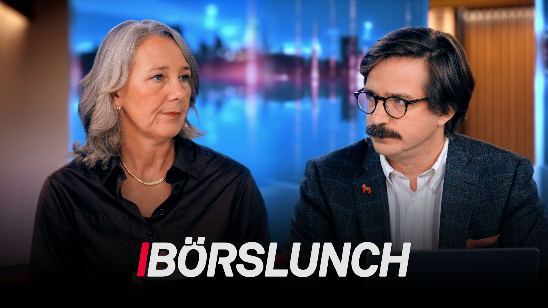 En kvinna och en man sitter bredvid varandra i en tv-studio. Texten "Börslunch" syns nedtill i bild.
