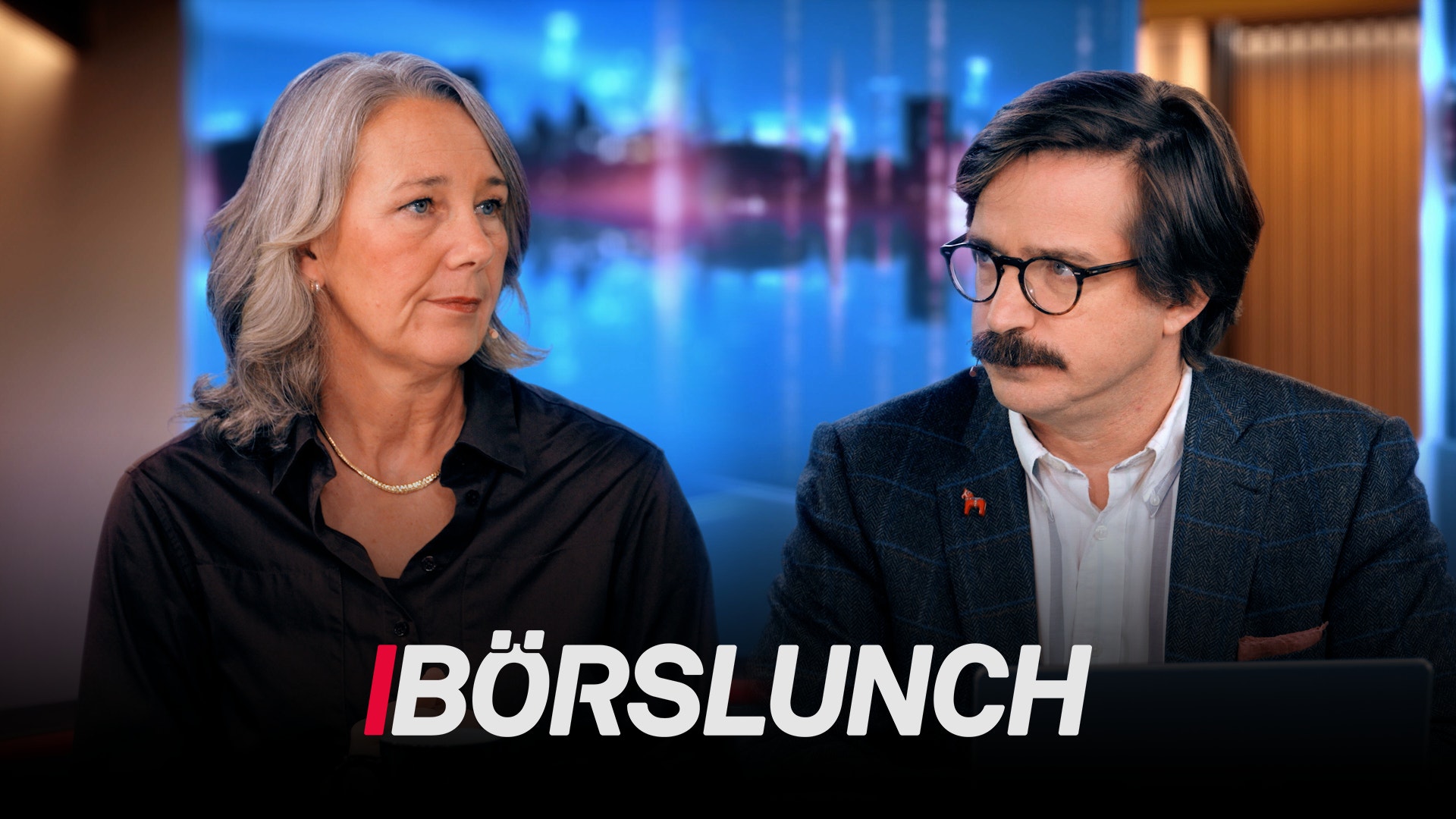 En kvinna och en man sitter bredvid varandra i en tv-studio. Texten "Börslunch" syns nedtill i bild.