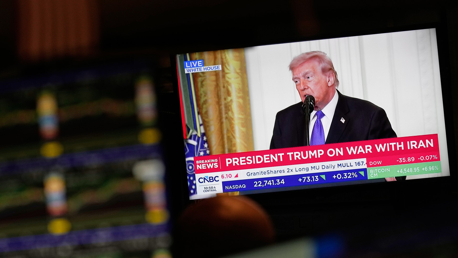 TV-skärm som visar en nyhetssändning från CNBC med tidigare president Trump i intervju om krig med Iran