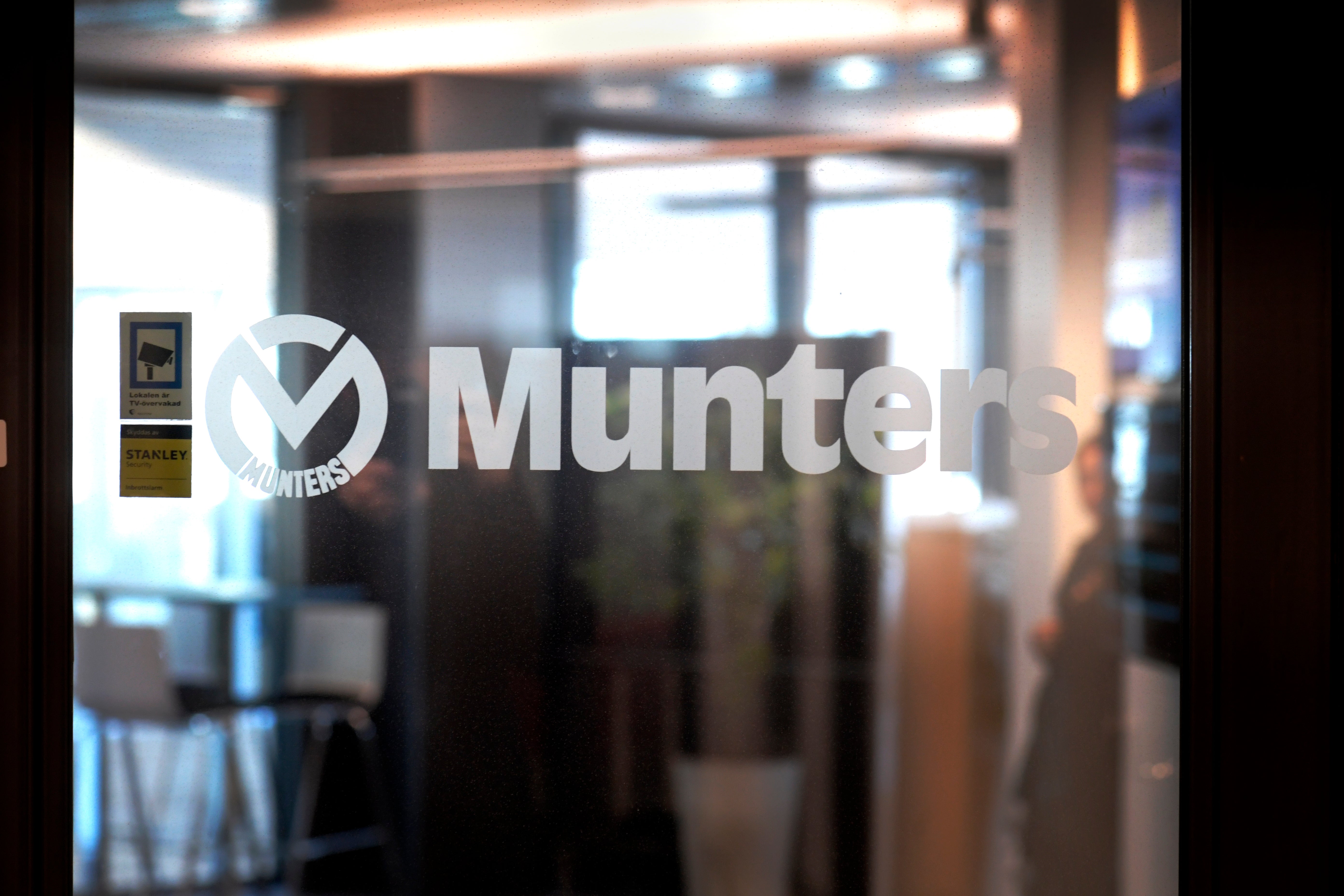 Munters logotyp på en glasvägg inne i ett kontor.