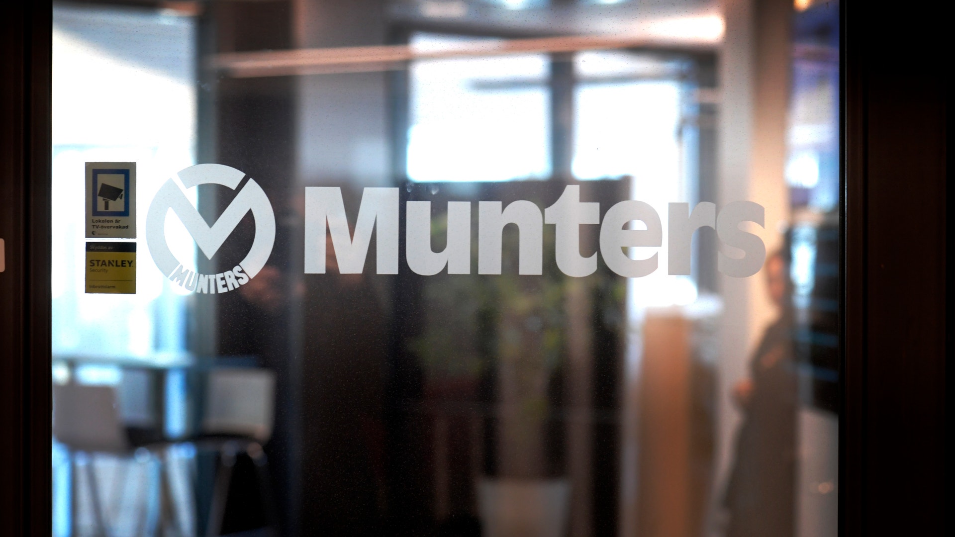Munters logotyp på en glasvägg inne i ett kontor.