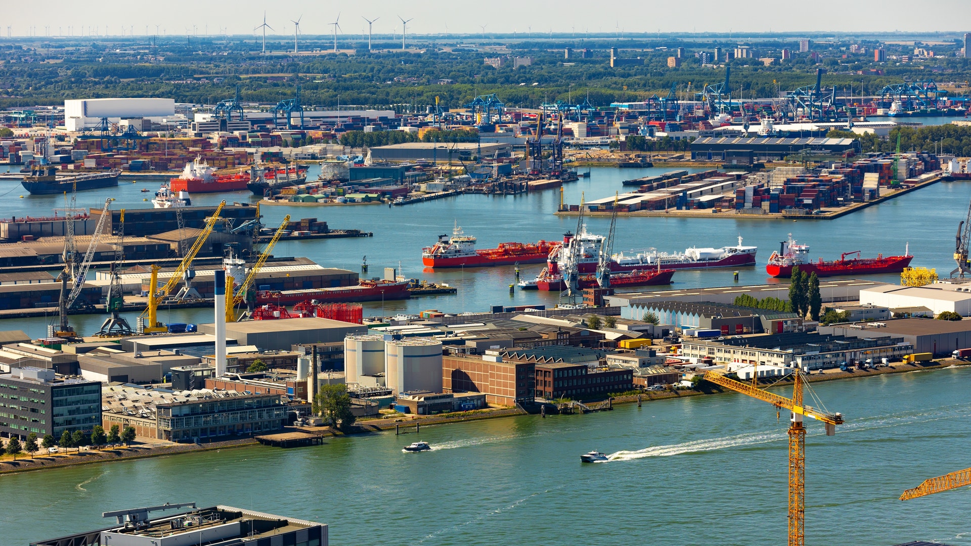 Hamnen i Rotterdam är Europas största.