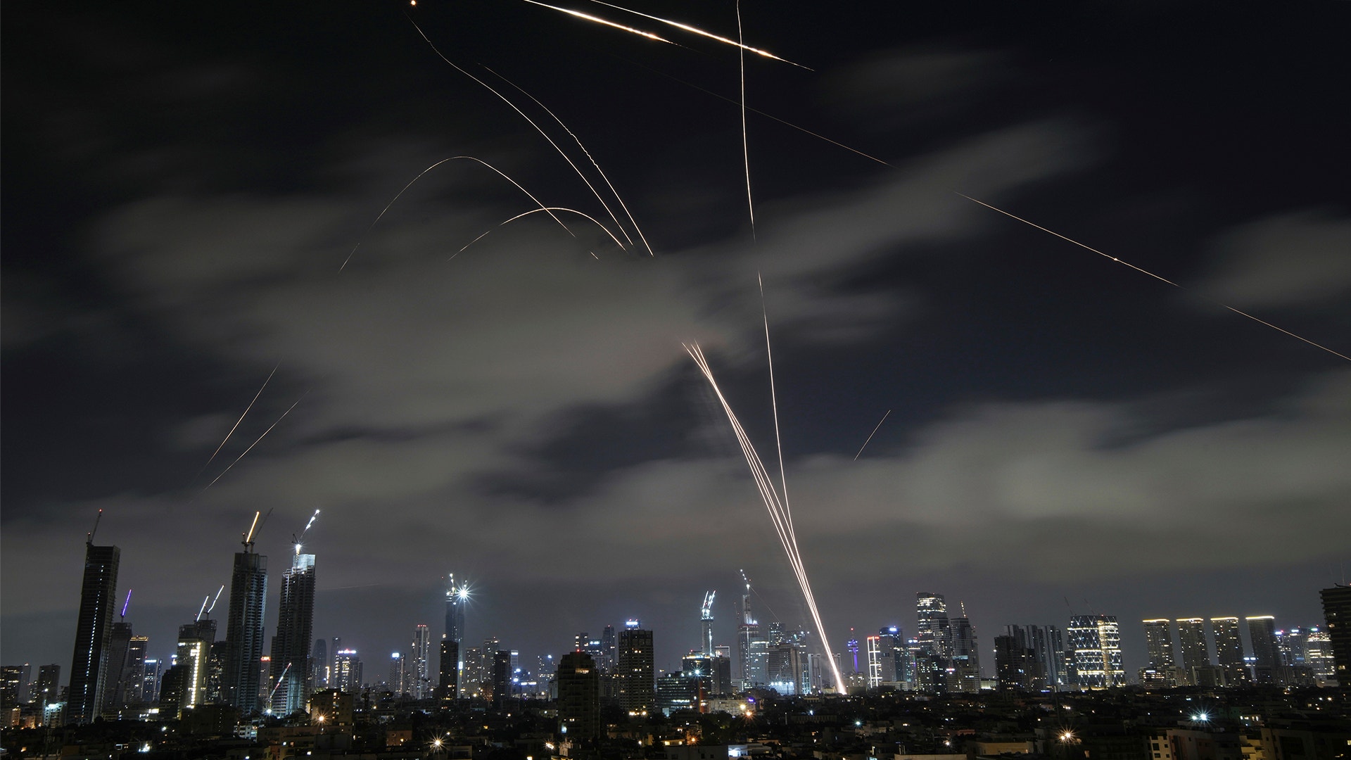 Tel Aviv attackeras nattetid.