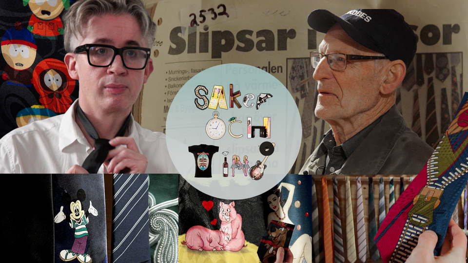 Två män står i en antikvitetsbutik framför en cirkulär displayskiva fylld med samlarföremål och vintage-memorabilia, omgivna av dekorativa föremål och samlingar.