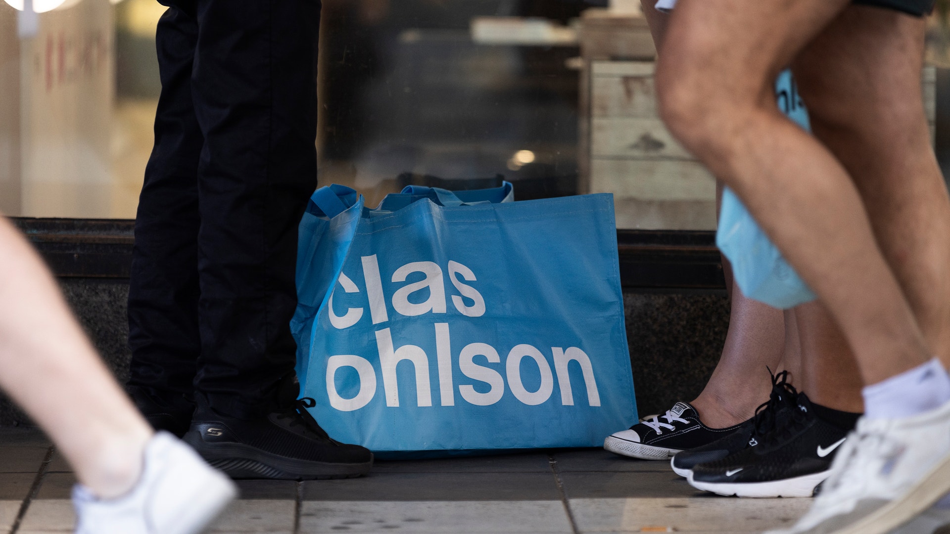 Clas Ohlson-påse som står på marken.