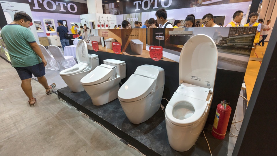 Toaletter från Toto visas upp i Kina.