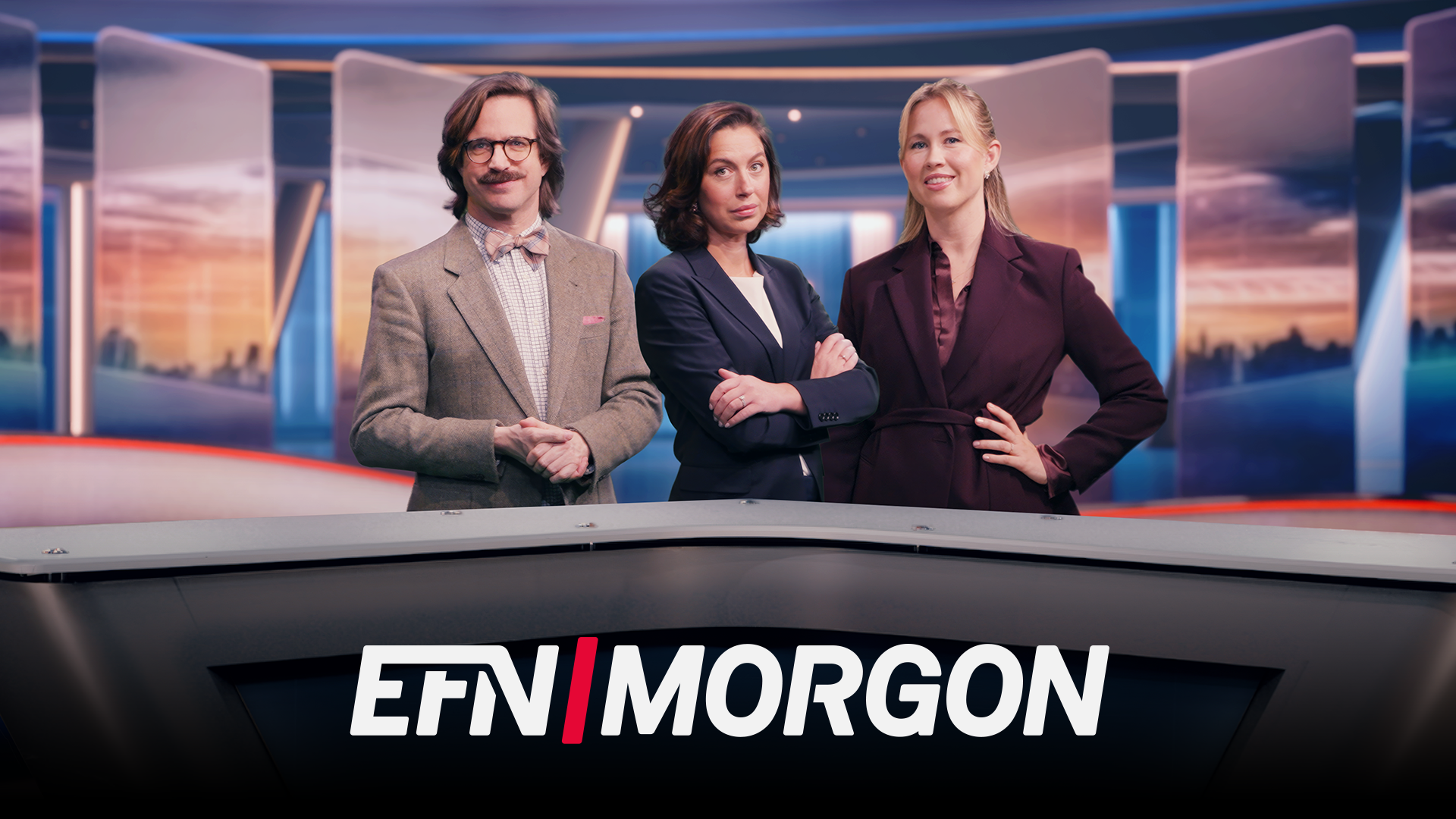 Tre programledare står bakom en studiodisk i en nyhetsstudio. Framför dem syns loggan för EFN Morgon.