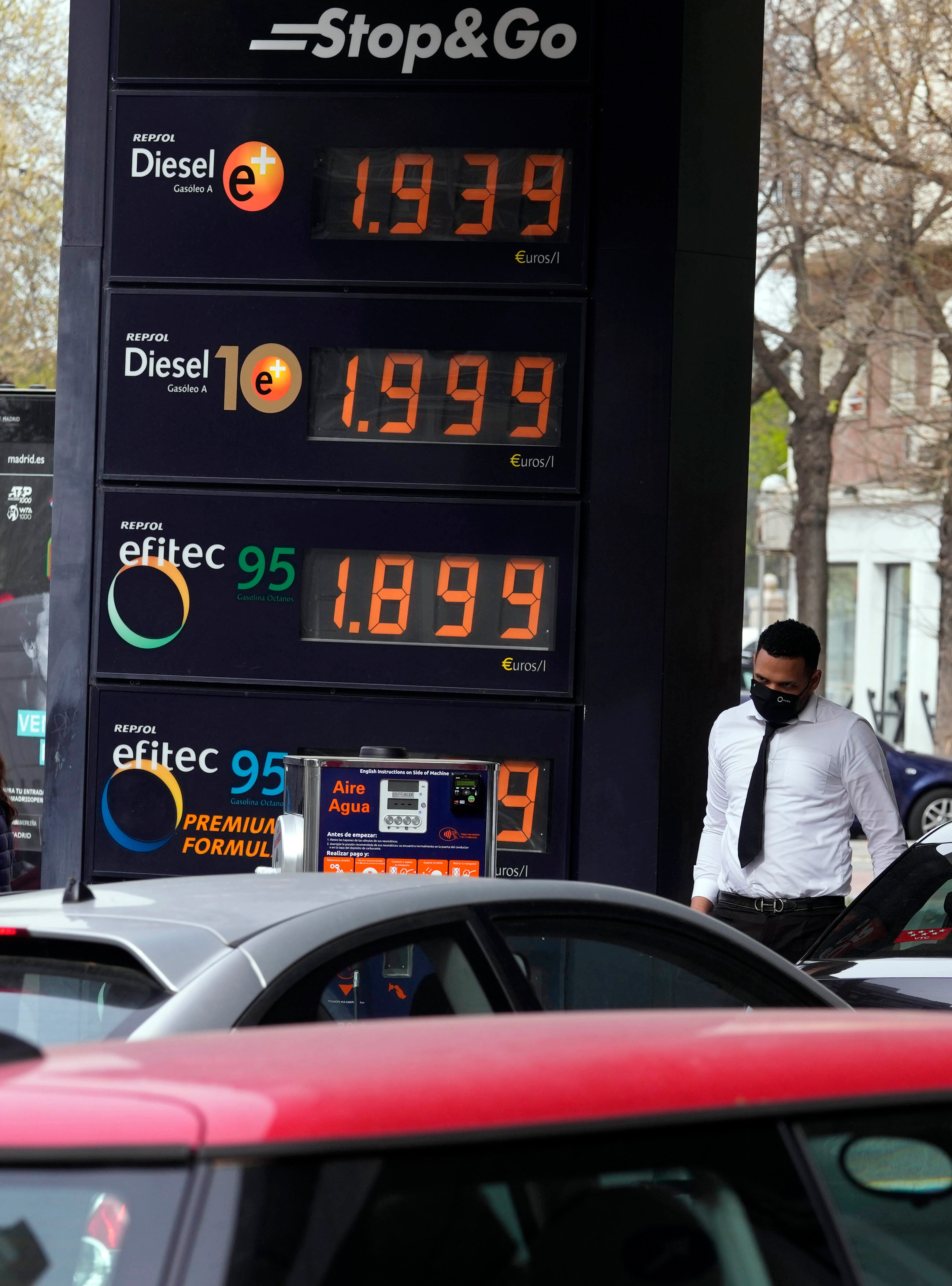 Prisdisplay på bensinstation Stop&Go som visar bränslepriser