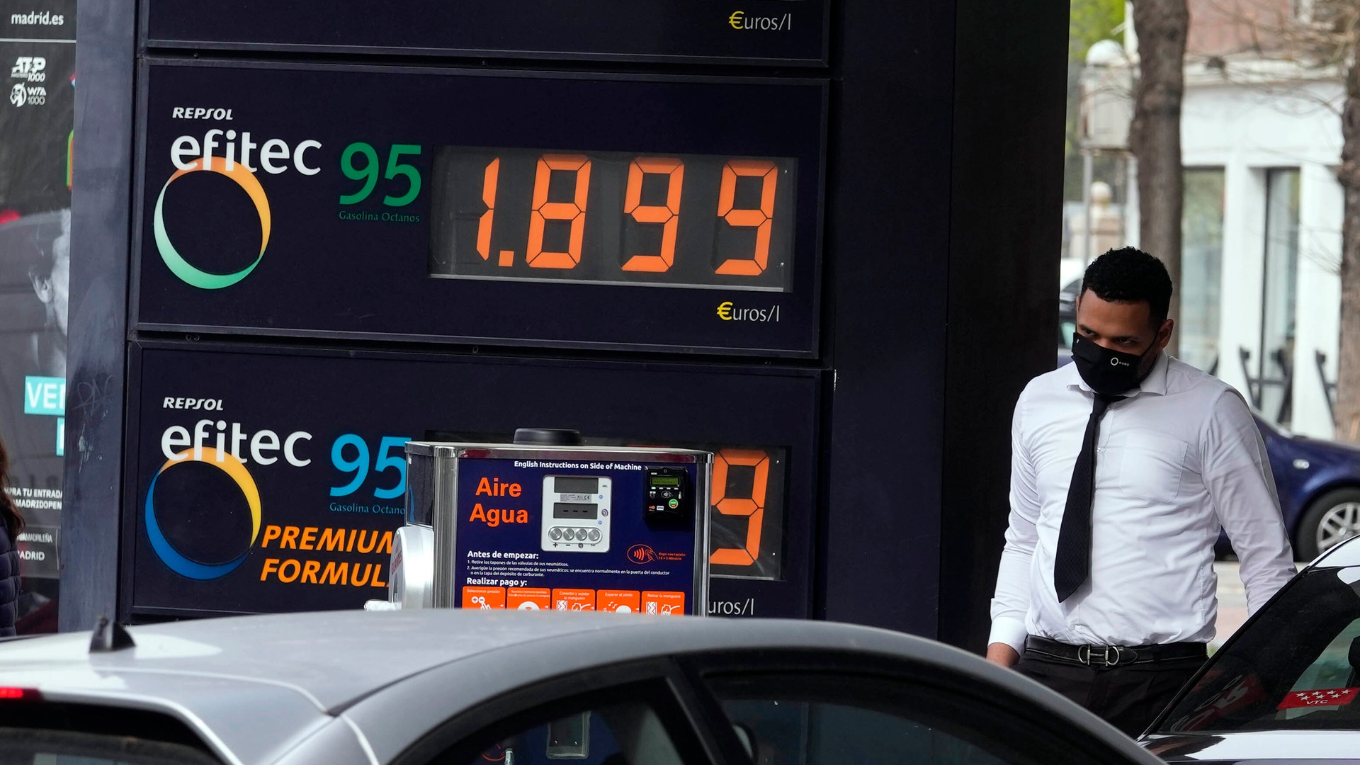 Prisdisplay på bensinstation Stop&Go som visar bränslepriser