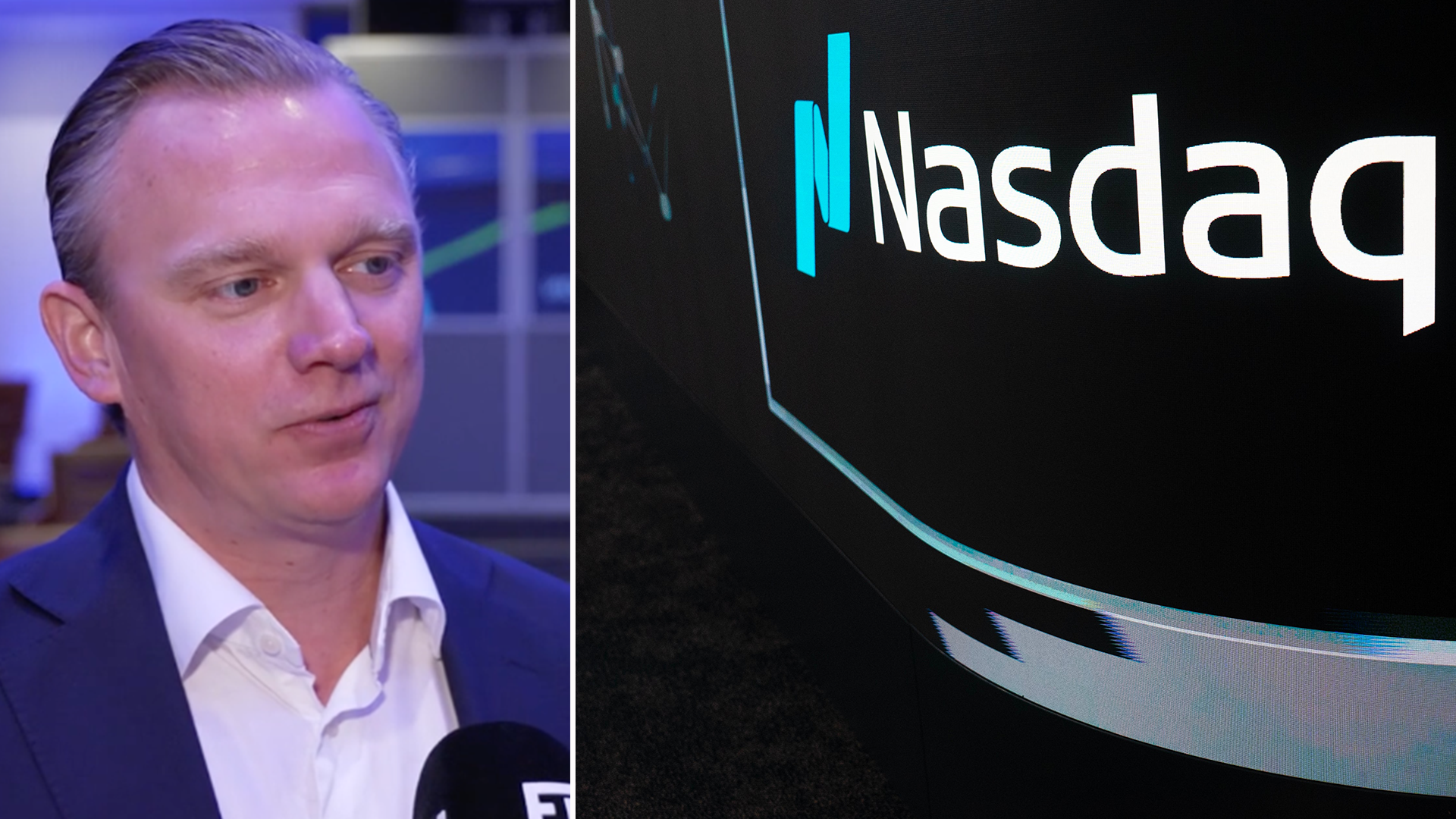 Man i kostym vid mikrofon och Nasdaq-logotyp på svart bakgrund