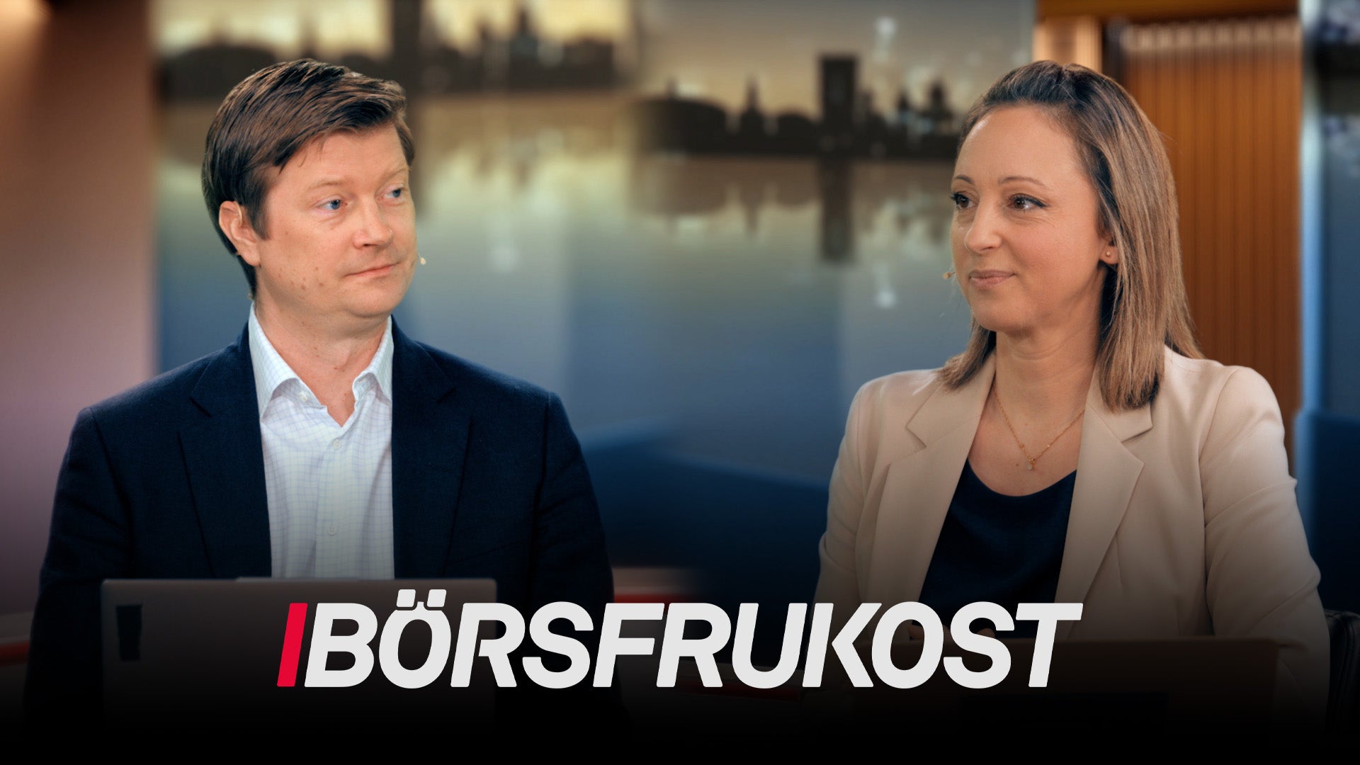 Två personer i en studiomiljö med texten Börsfrukosten nedtill på bilden.
