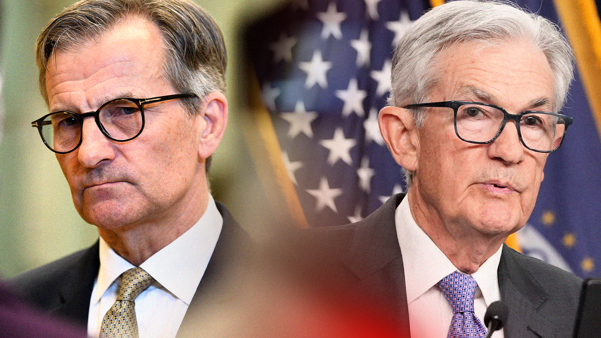 Två män i glasögon och formell klädsel framför amerikansk flagga