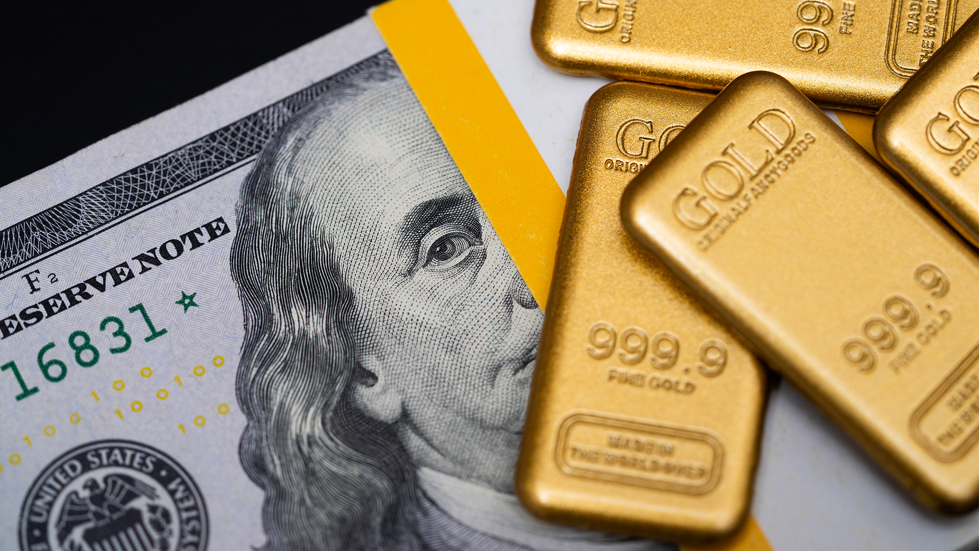 Guldtackor som ligger på en amerikansk hundradollarsedel.